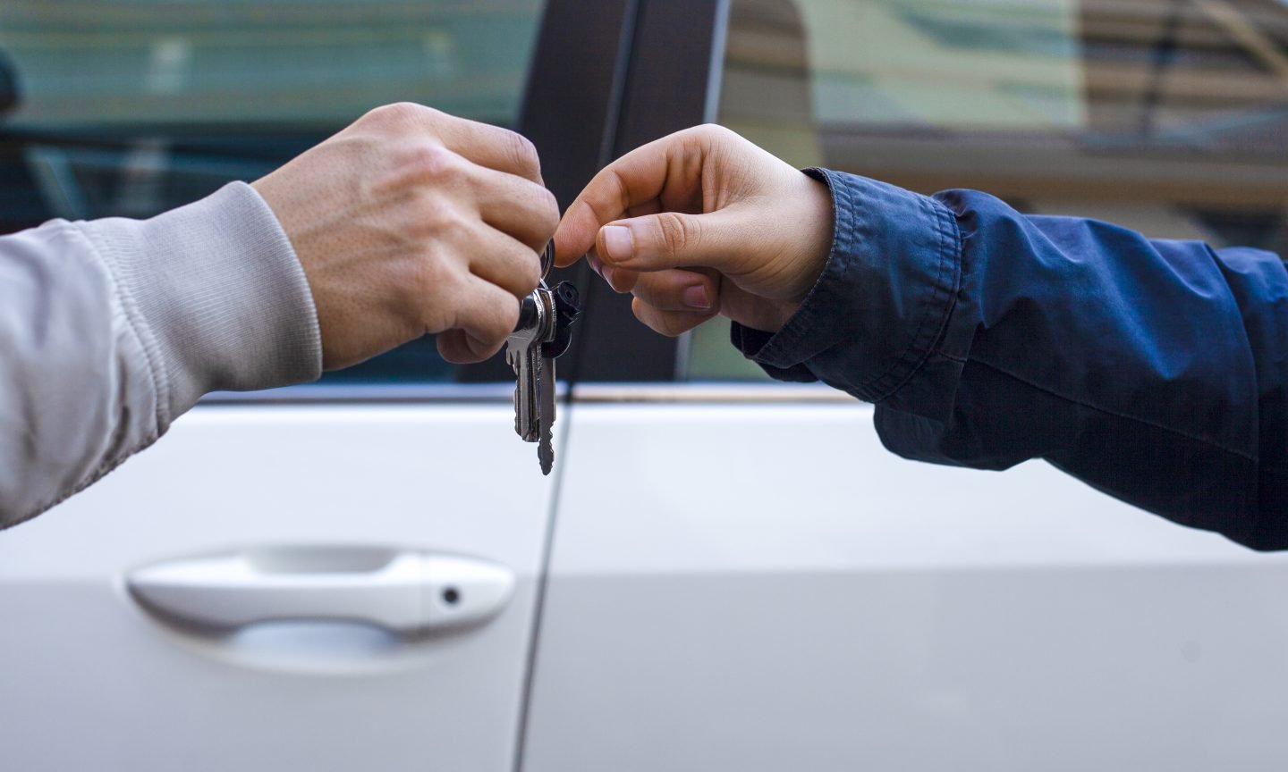 ¿Puedo devolver el auto en una ubicacion diferente a la de recogida?