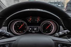 ¿Hay un límite de kilometraje en los autos alquilados?